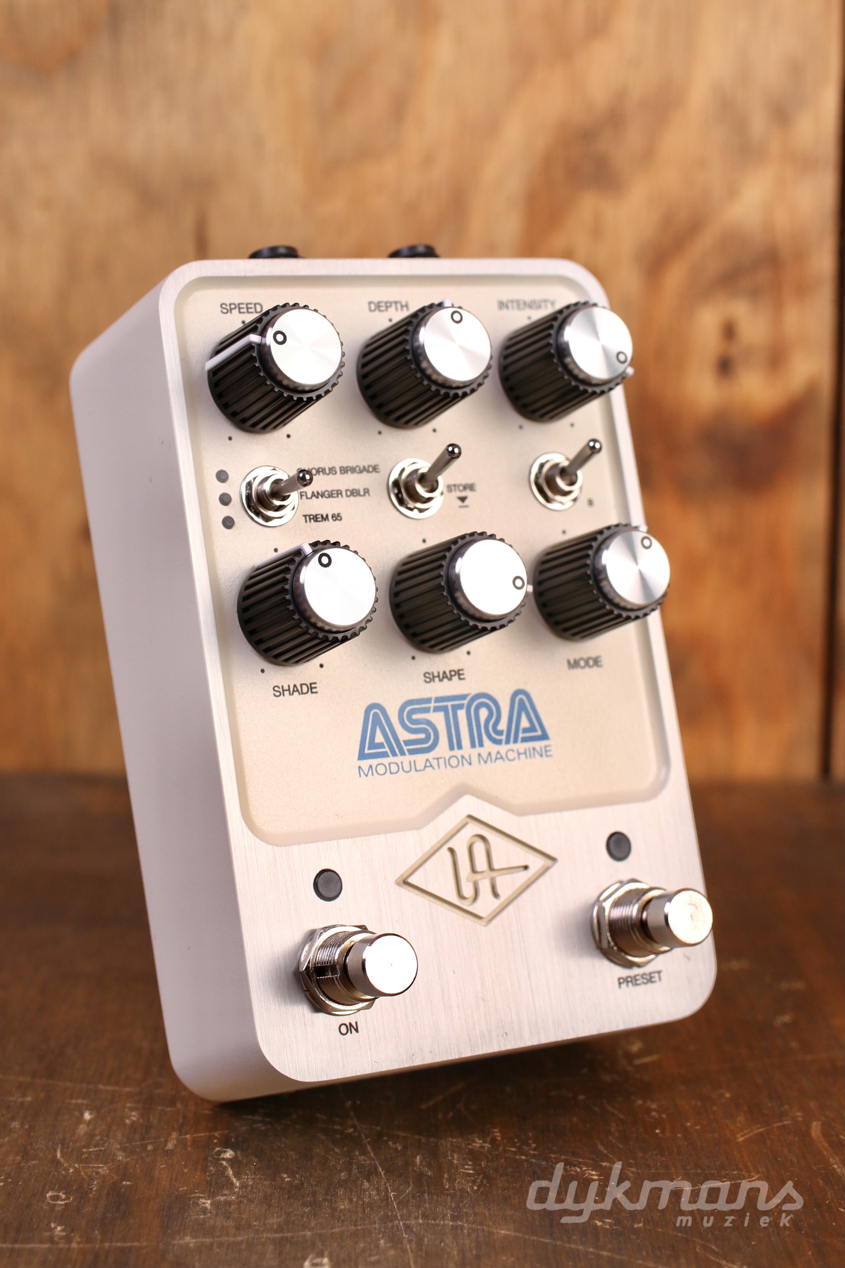 Universal Audio UAFX Astra Modulation Machine – Dijkmans Guitars