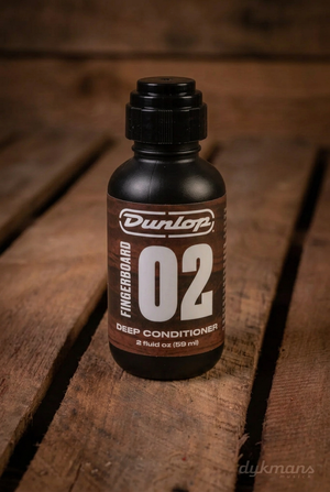 Dunlop 6532 Fingerboard 02 Deep Conditioner 59 ml met bruin etiket op een warme houten achtergrond