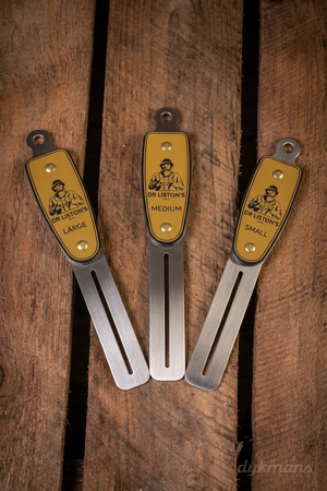 Dr. Liston's Remarkable Fret Guards op een warme houten achtergrond