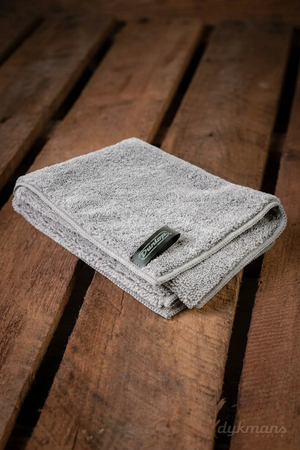 Grijze Dunlop 5435 System 65 Plush Microfiber Cloth met Dunlop label op warm hout