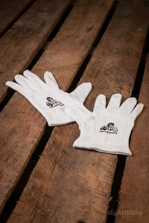 Dr. Liston's Supreme Polishing Gloves op een warme houten achtergrond