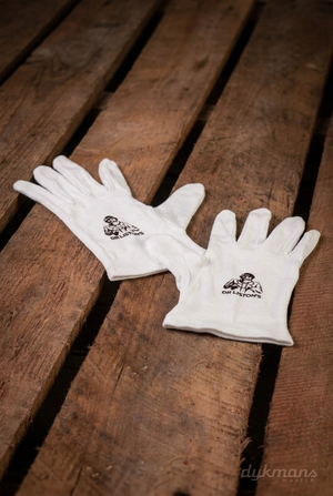 Dr. Liston's Supreme Polishing Gloves op een warme houten achtergrond