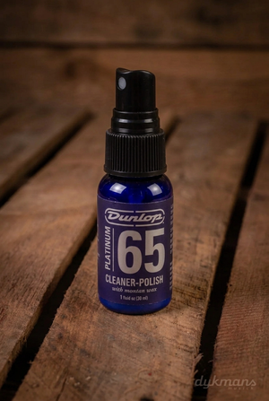 Dunlop P65CP1 Platinum 65 Cleaner & Polish 30 ml blauwe sprayfles op een warme houten achtergrond