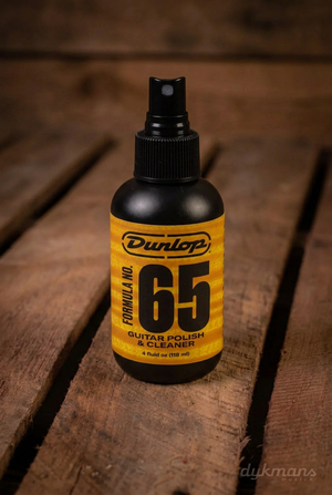 Dunlop 654 Formula 65 Guitar Polish & Cleaner 118 ml zwarte sprayfles op een warme houten achtergrond