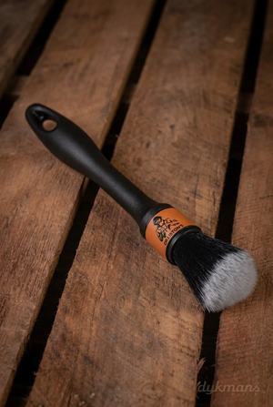 Dr. Liston's Remarkable Brush op een warme houten achtergrond