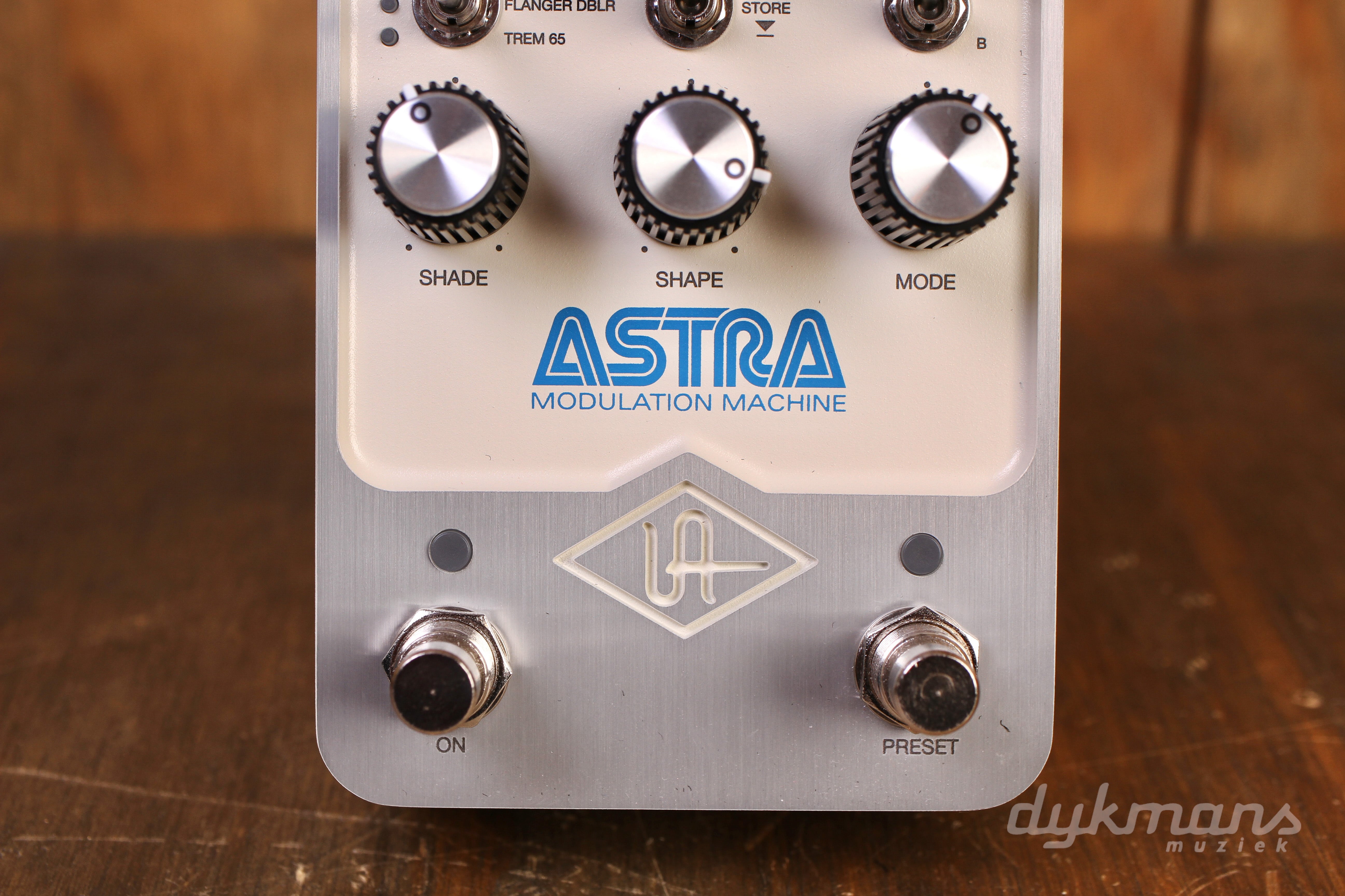 astra pedal Universal Audio UAFX Astra Modulation Machine – Dijkmans Guitars