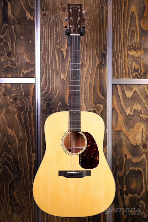 Martin D-18 Dreadnought