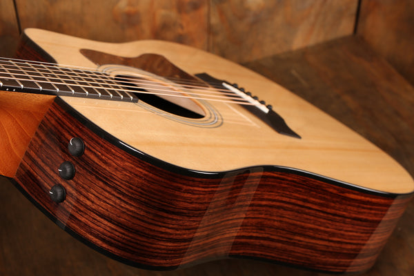 Taylor 210ce plus 